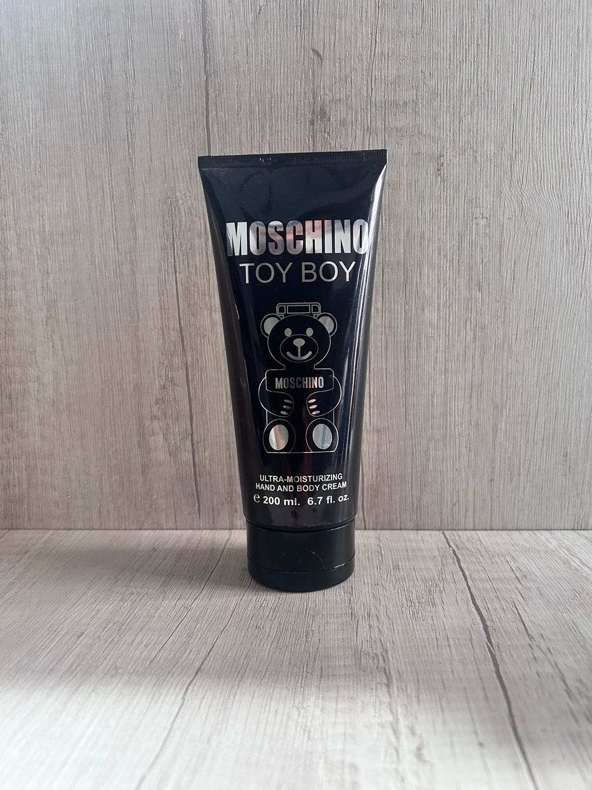 CREMA CORPORAL MOSCHINO TOY BOY 200ML disponible en Yaxa Colombia
